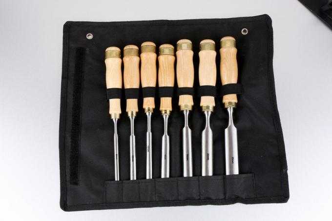 Mano che scolpisce lo scalpello di legno di giro del tornio del semicerchio di legno dei set di strumenti 0