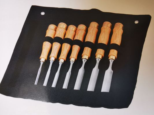 Mano che scolpisce lo scalpello di legno di giro del tornio del semicerchio di legno dei set di strumenti