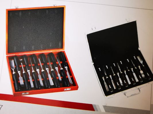 Mano che scolpisce lo scalpello di legno di giro del tornio del semicerchio di legno dei set di strumenti
