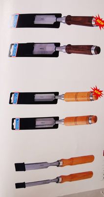 Mano che scolpisce lo scalpello di legno di giro del tornio del semicerchio di legno dei set di strumenti